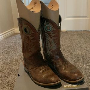 Ariat size 9 1/2 round toe cowboy boots.